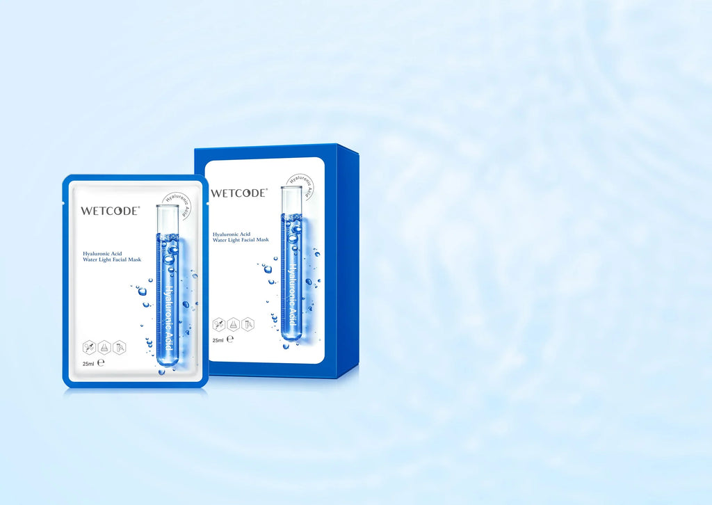Maschera viso idratante WETCODE all'acido ialuronico su sfondo azzurro, skincare BuzzSkin